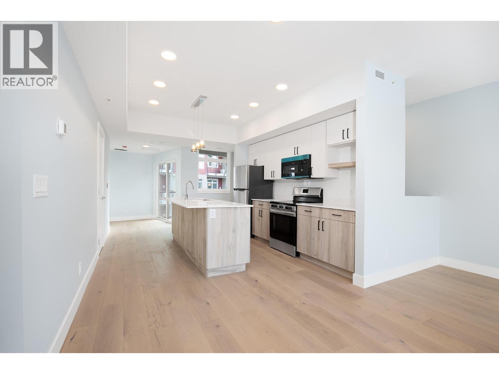 215 Royal Avenue Unit# 402, Kamloops, BC - Indoor Photo Showing Kitchen