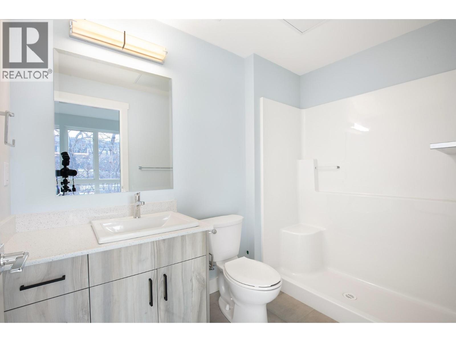 215 Royal Avenue Unit# 204, Kamloops, BC - Indoor Photo Showing Bathroom