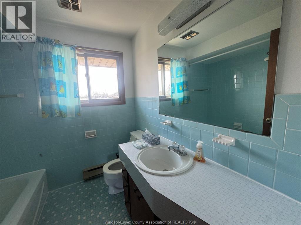 3027 Walker Road Unit# C, Windsor, ON - Indoor Photo Showing Bathroom