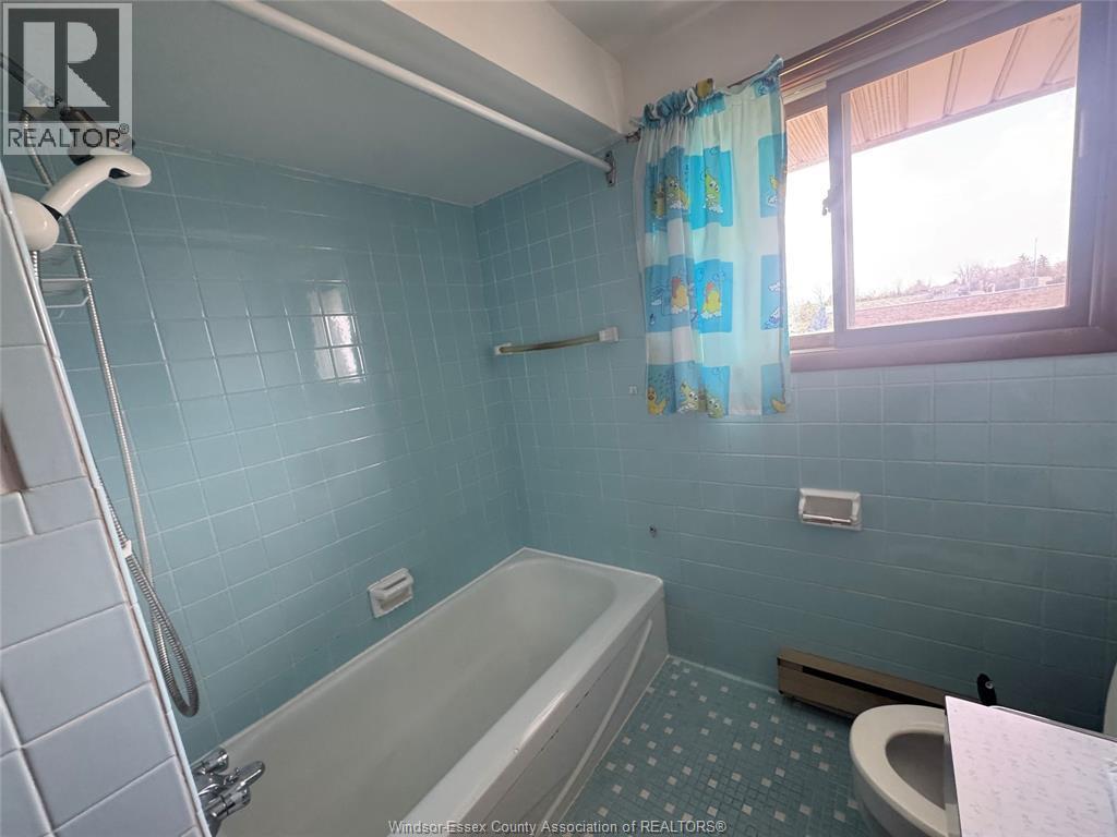 3027 Walker Road Unit# C, Windsor, ON - Indoor Photo Showing Bathroom