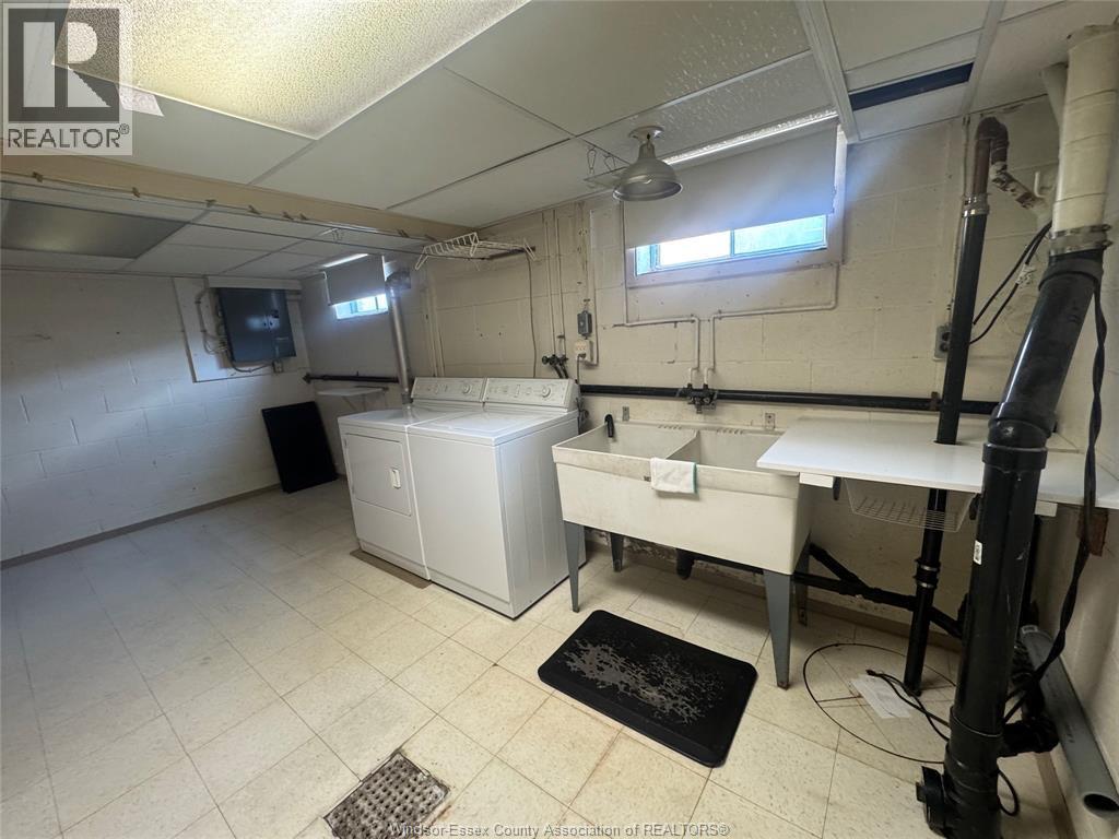 3027 Walker Road Unit# C, Windsor, ON - Indoor Photo Showing Laundry Room