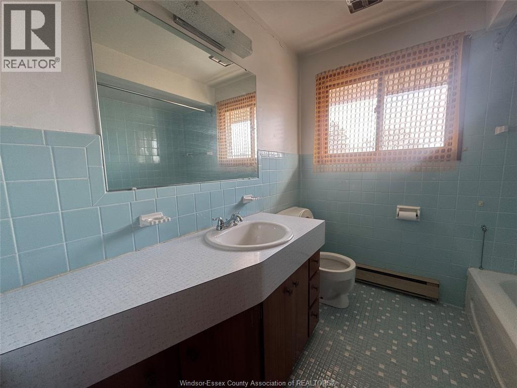 3027 Walker Road Unit# B, Windsor, ON - Indoor Photo Showing Bathroom