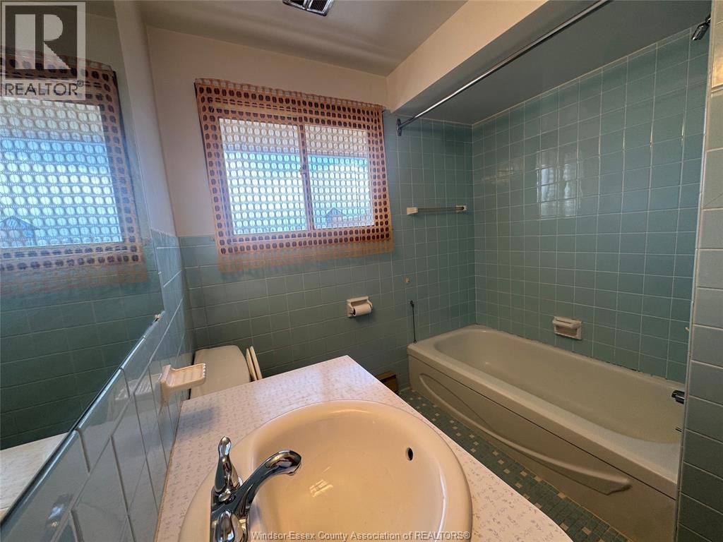 3027 Walker Road Unit# B, Windsor, ON - Indoor Photo Showing Bathroom