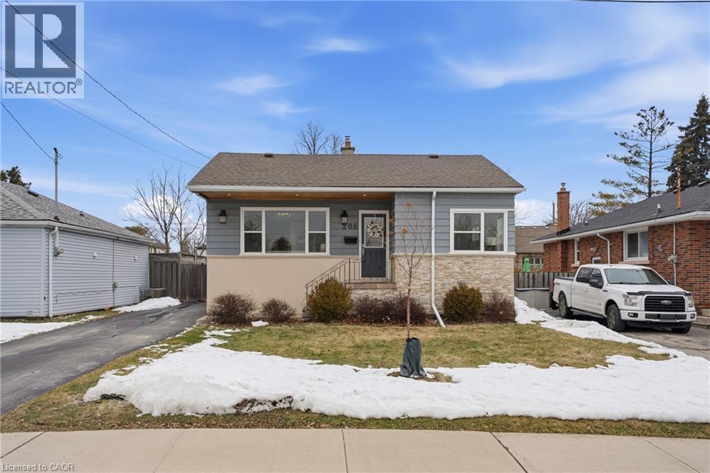 SUNSHINE FLOWS THROUGHOUT this stellar home. OPEN PLAN living room with crown molding, hardwood flooring & more! - 208 East 44Th Street, Hamilton, ON - Outdoor