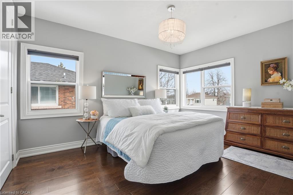 2nd bedroom features large windows; lots of natural light, closet & hardwood floors. - 208 East 44Th Street, Hamilton, ON - Indoor Photo Showing Bedroom