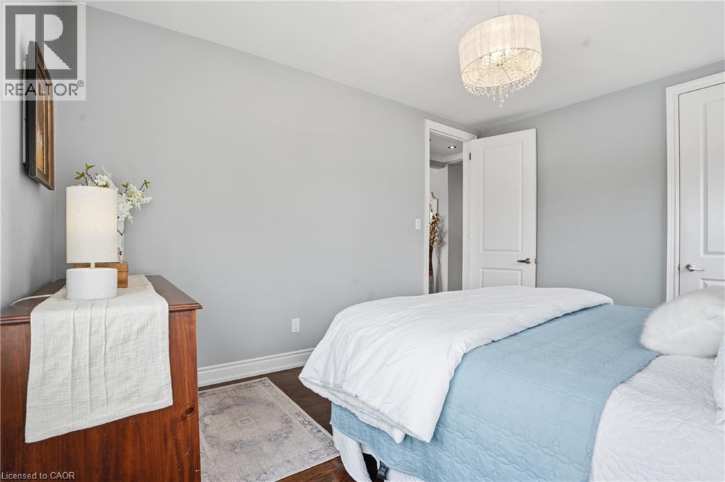 2nd bedroom features hardwood floors & lovely millwork. - 208 East 44Th Street, Hamilton, ON - Indoor Photo Showing Bedroom
