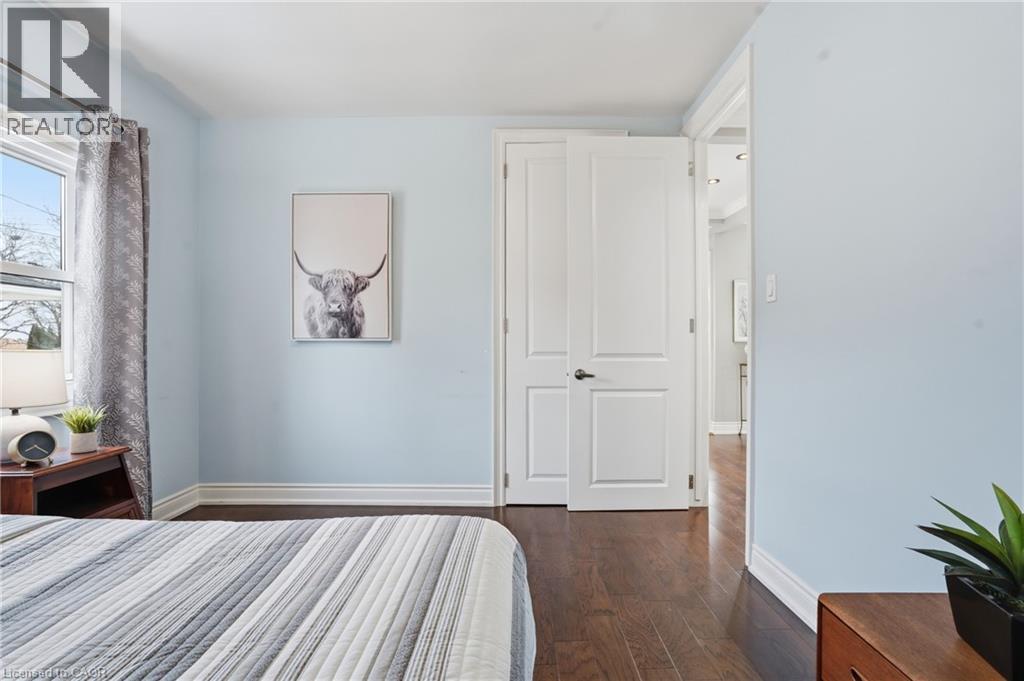 Lower level is awesome! BRIGHT with large windows, pot lights & laminate flooring. Come check this out!! Ideal for family or inlaws. - 208 East 44Th Street, Hamilton, ON - Indoor Photo Showing Bedroom