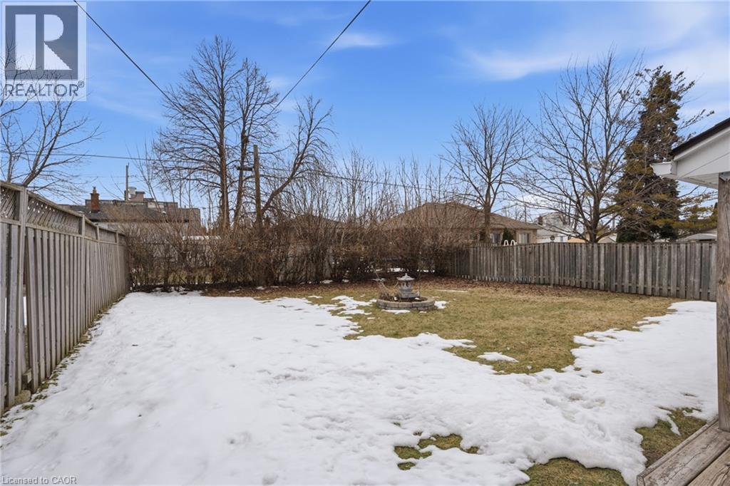 Fully fenced backyard, space for both the big & little kids! - 208 East 44Th Street, Hamilton, ON - Outdoor