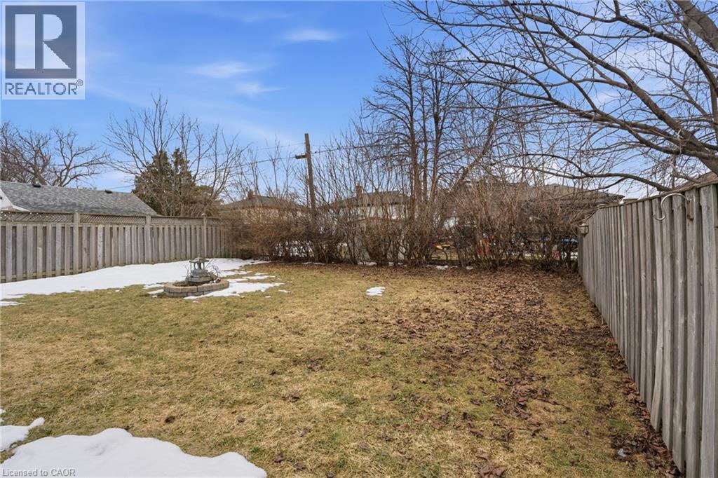 Lots of space here in this fenced backyard. - 208 East 44Th Street, Hamilton, ON - Outdoor