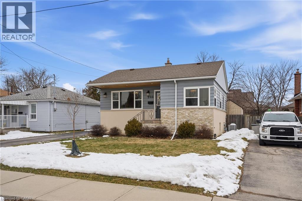 1 storey home in great neighbourhood with large lower level windows make this home brighter than most! - 208 East 44Th Street, Hamilton, ON - Outdoor