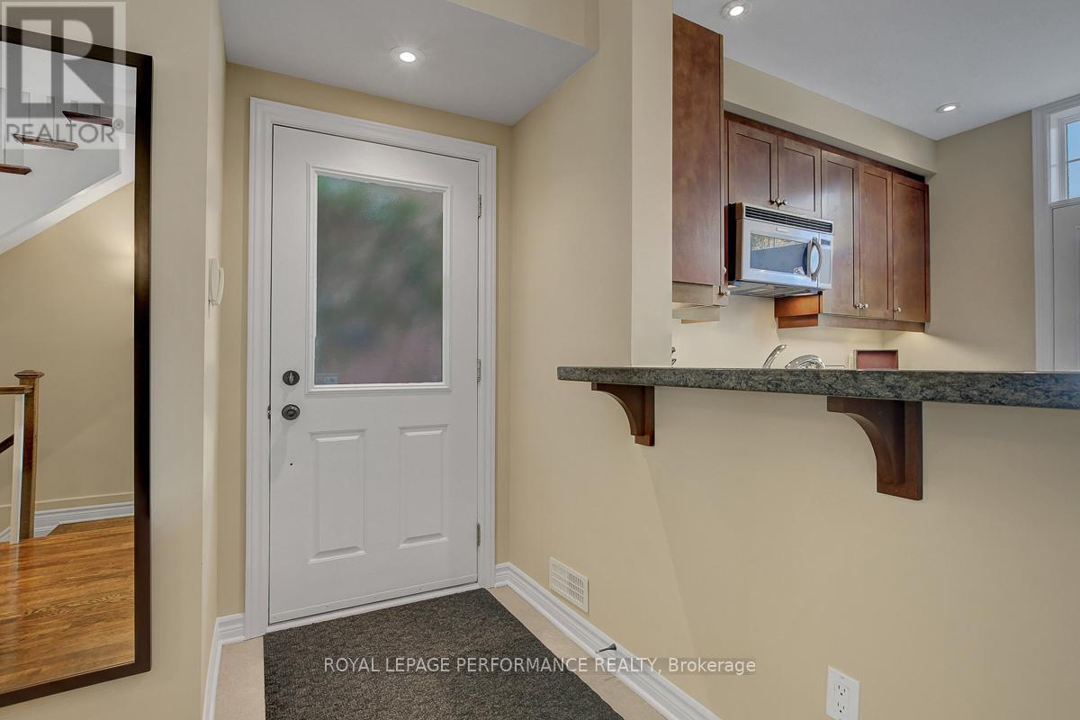 318 Iona Street, Ottawa, ON - Indoor Photo Showing Other Room