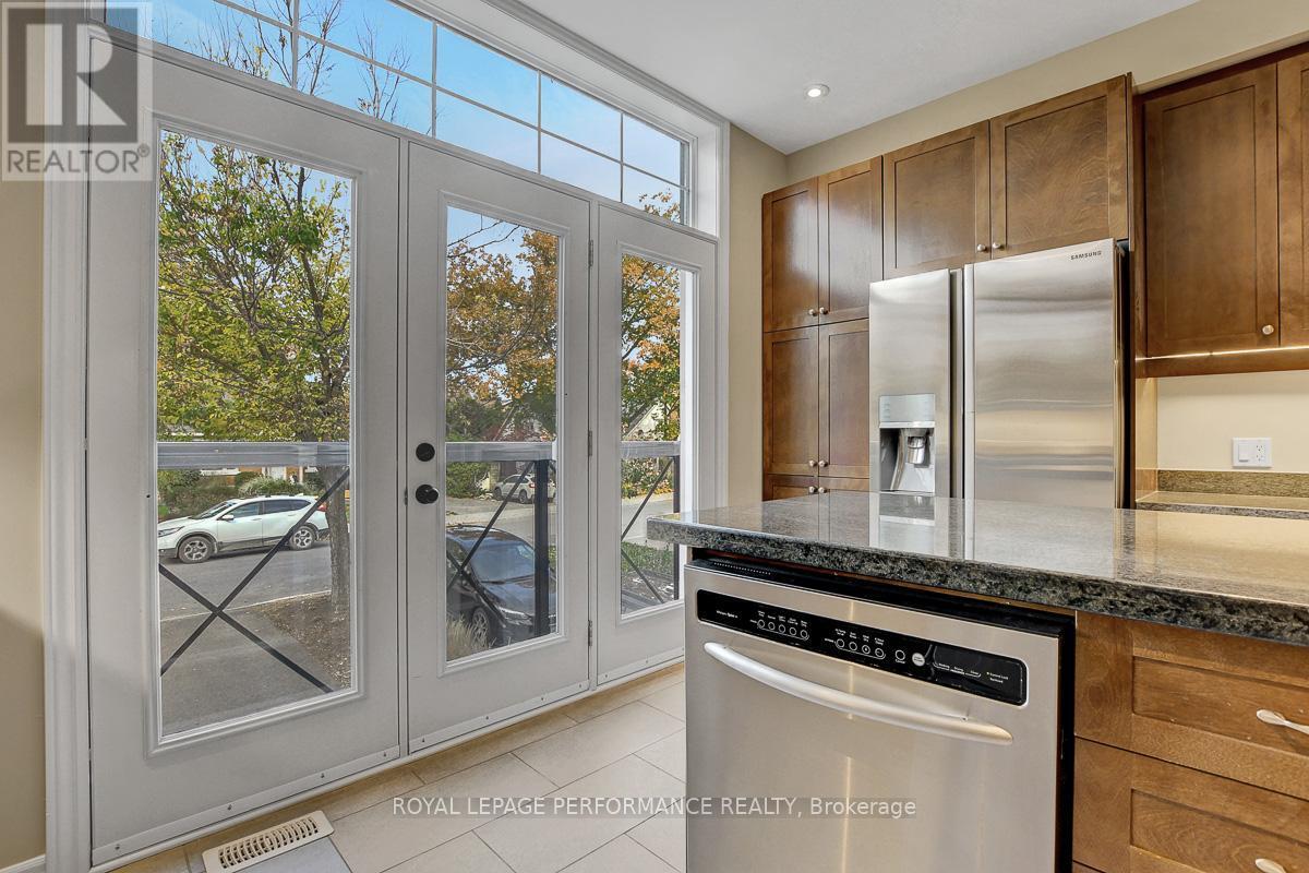 318 Iona Street, Ottawa, ON - Indoor Photo Showing Kitchen
