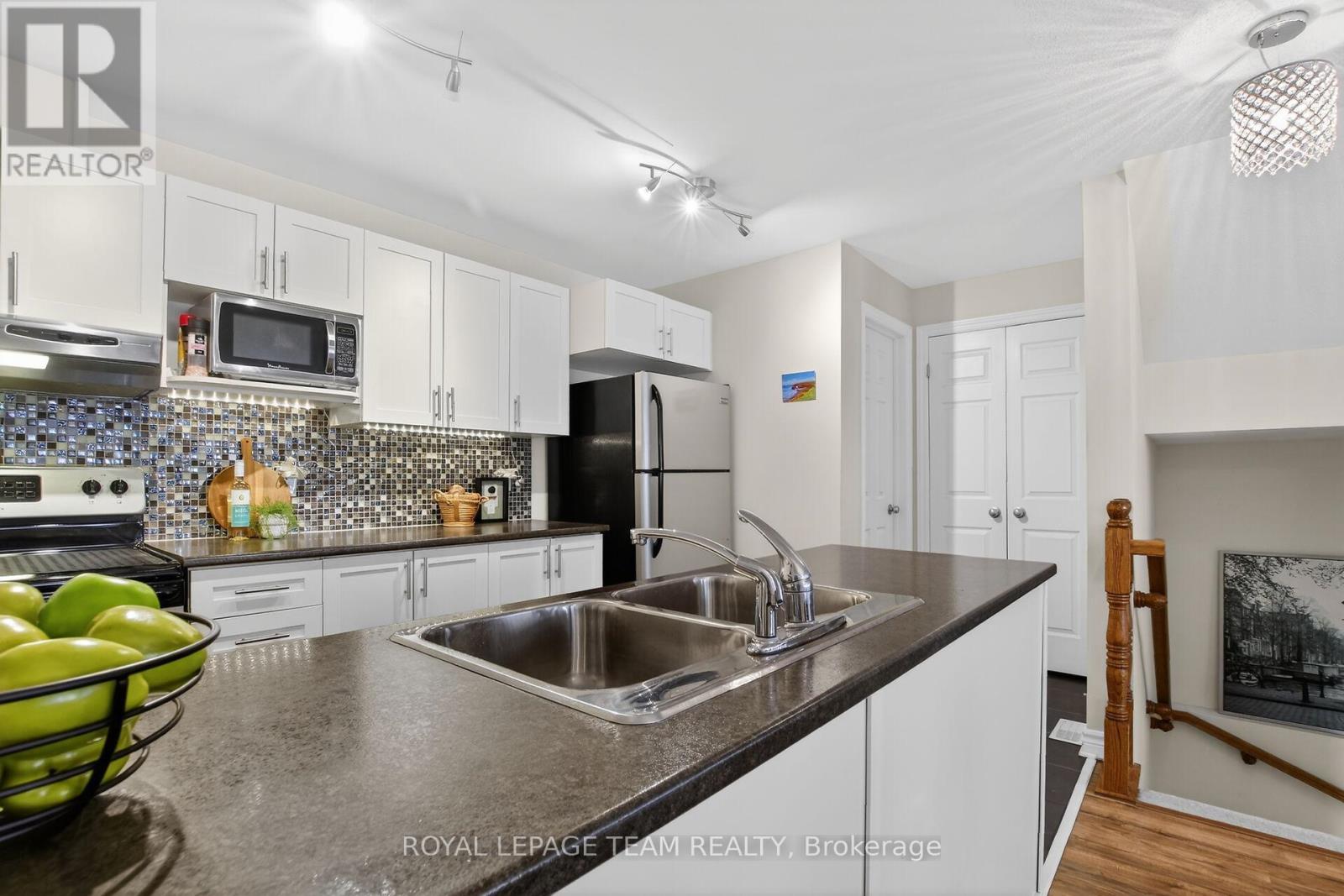 130A Lindenshade Drive, Ottawa, ON - Indoor Photo Showing Kitchen With Double Sink