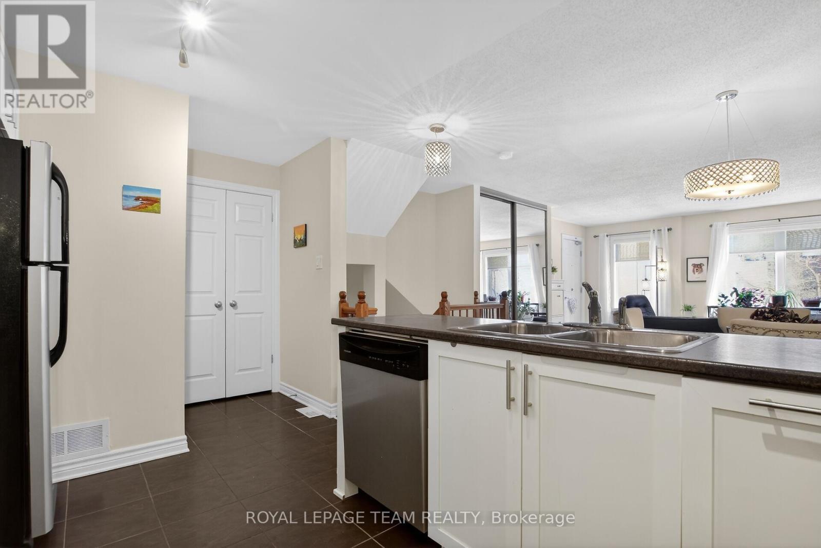 130A Lindenshade Drive, Ottawa, ON - Indoor Photo Showing Kitchen With Double Sink