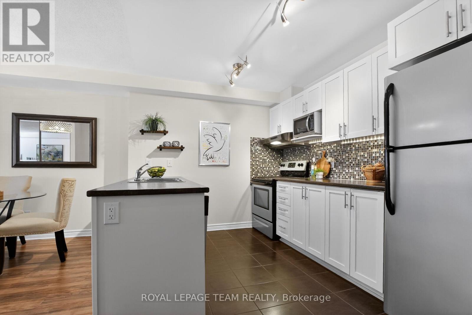 130A Lindenshade Drive, Ottawa, ON - Indoor Photo Showing Kitchen