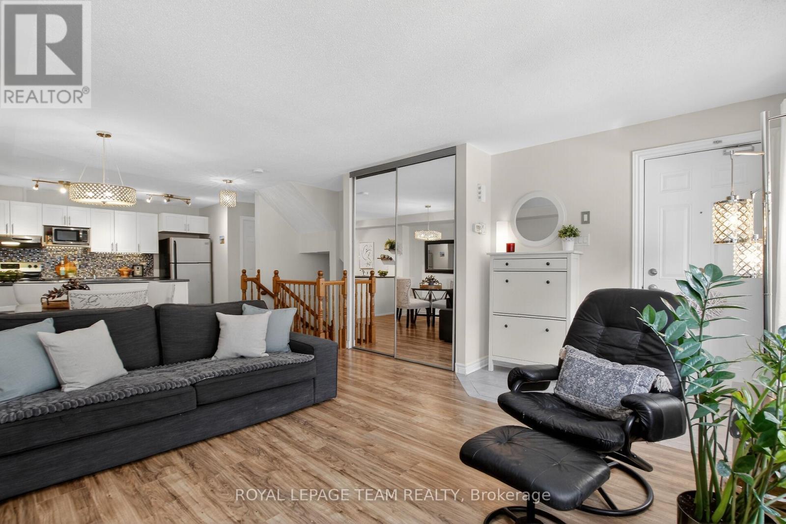 Open concept layout - 130A Lindenshade Drive, Ottawa, ON - Indoor Photo Showing Living Room