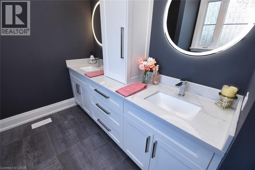 Bathroom with double vanity and baseboards - 68 Mountain Brow Boulevard, Hamilton, ON - Indoor Photo Showing Bathroom