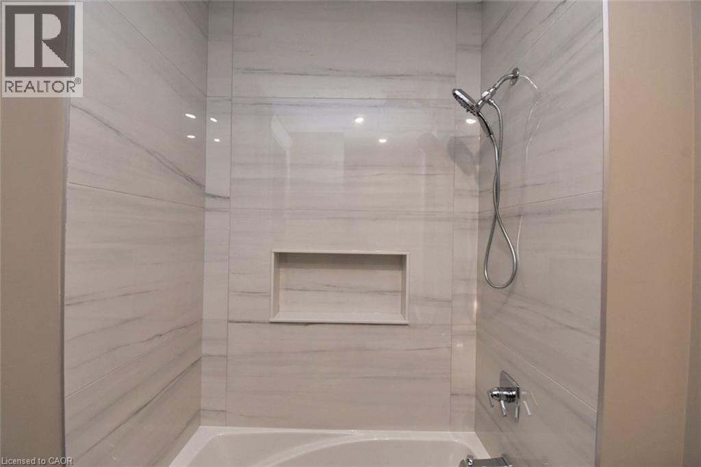 Full bath with bathing tub / shower combination - 68 Mountain Brow Boulevard, Hamilton, ON - Indoor Photo Showing Bathroom