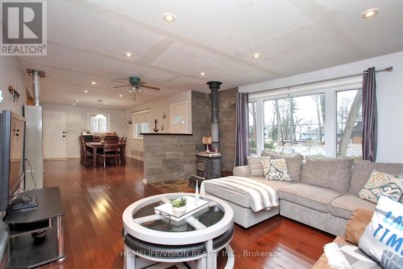 1807 Tiny Beaches Road S, Tiny, ON - Indoor Photo Showing Living Room