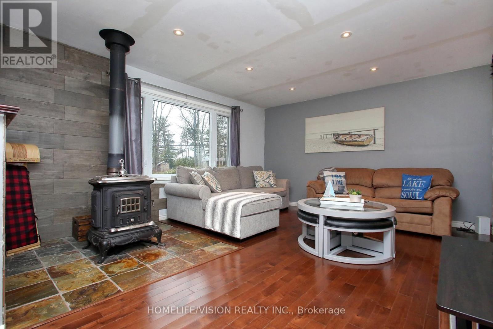 1807 Tiny Beaches Road S, Tiny, ON - Indoor Photo Showing Living Room