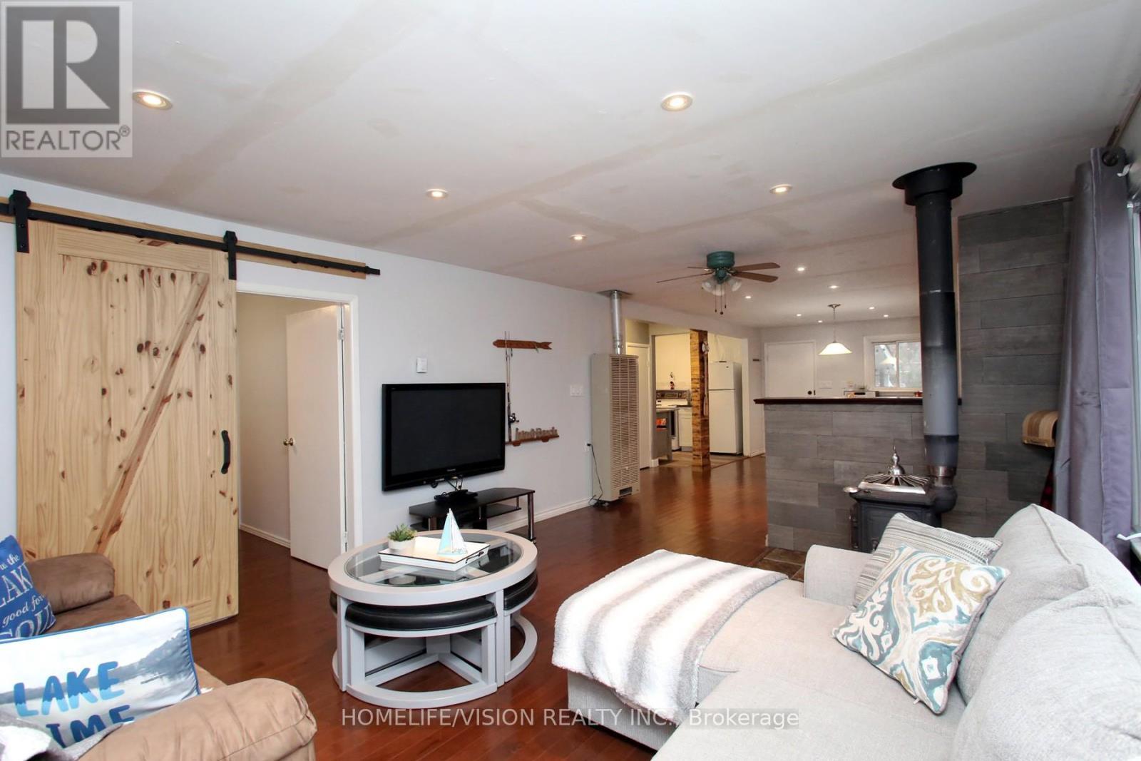 1807 Tiny Beaches Road S, Tiny, ON - Indoor Photo Showing Living Room