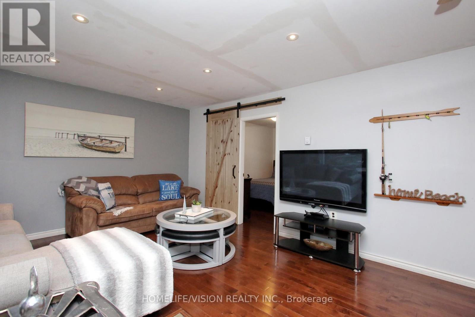 1807 Tiny Beaches Road S, Tiny, ON - Indoor Photo Showing Living Room