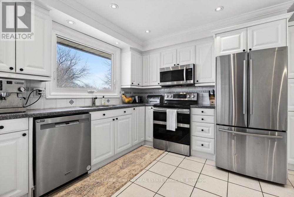 578 Holly Hill Crescent, Burlington, ON - Indoor Photo Showing Kitchen With Stainless Steel Kitchen