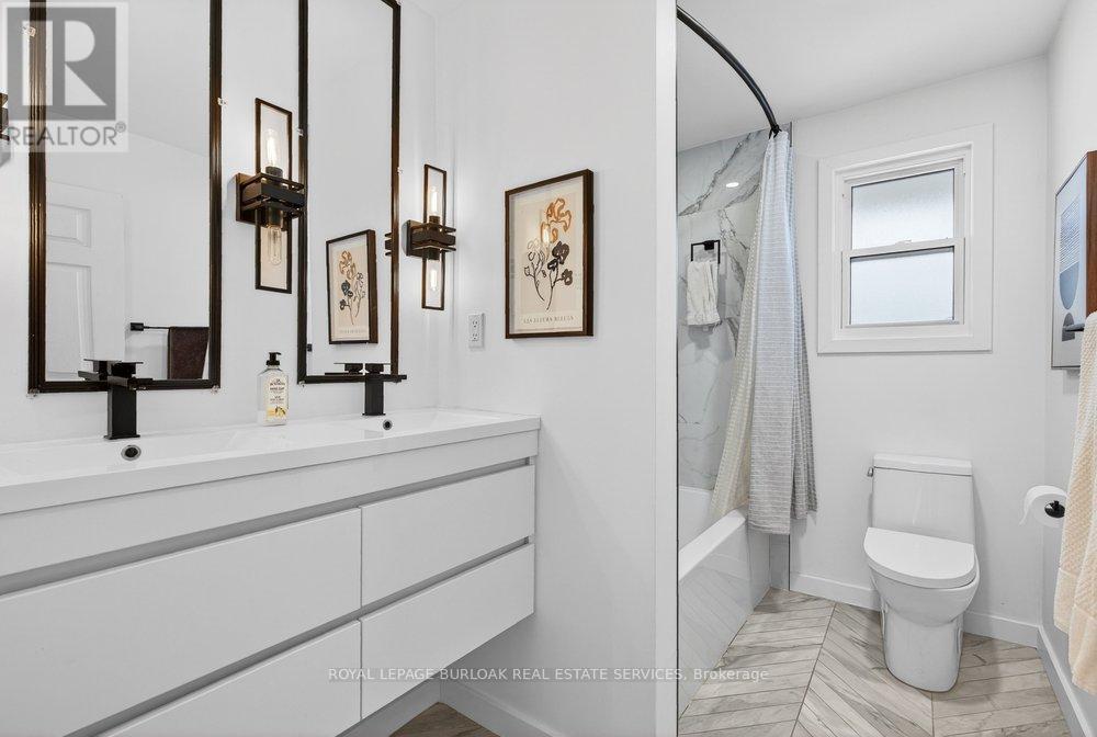 578 Holly Hill Crescent, Burlington, ON - Indoor Photo Showing Bathroom