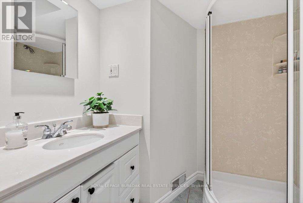 578 Holly Hill Crescent, Burlington, ON - Indoor Photo Showing Bathroom