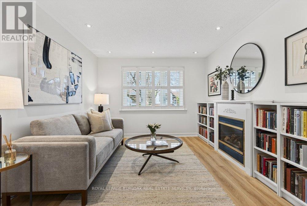 578 Holly Hill Crescent, Burlington, ON - Indoor Photo Showing Living Room With Fireplace