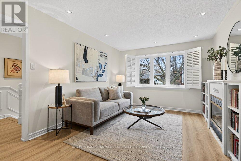 578 Holly Hill Crescent, Burlington, ON - Indoor Photo Showing Living Room