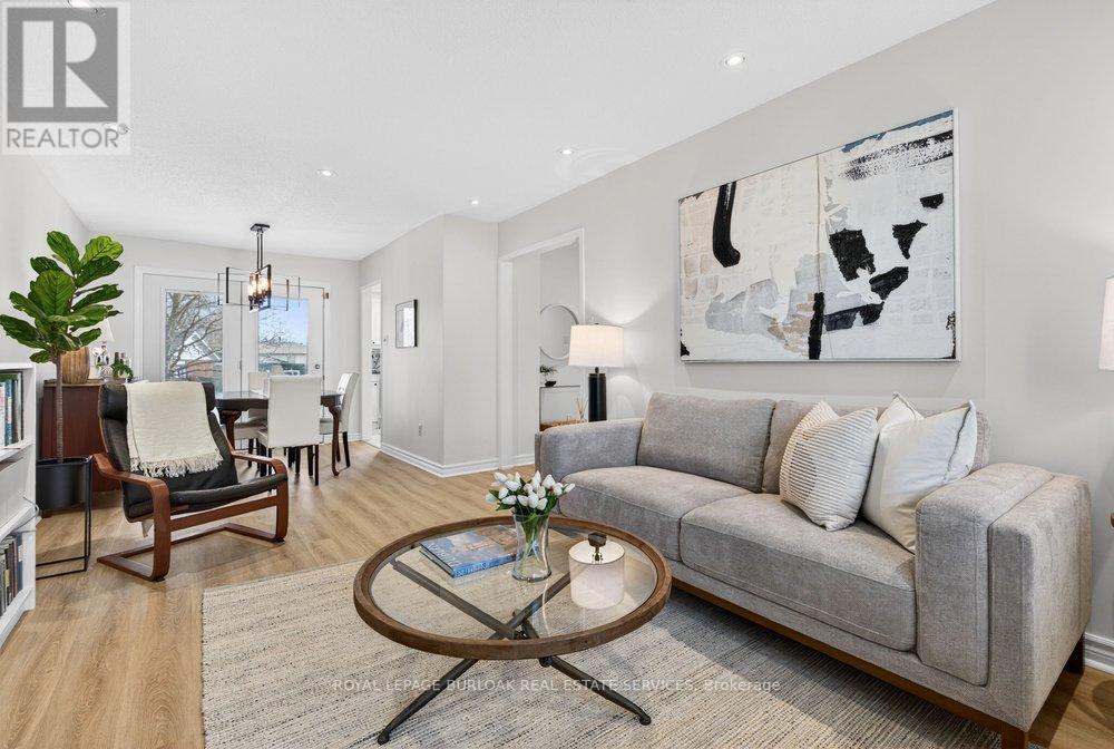 578 Holly Hill Crescent, Burlington, ON - Indoor Photo Showing Living Room