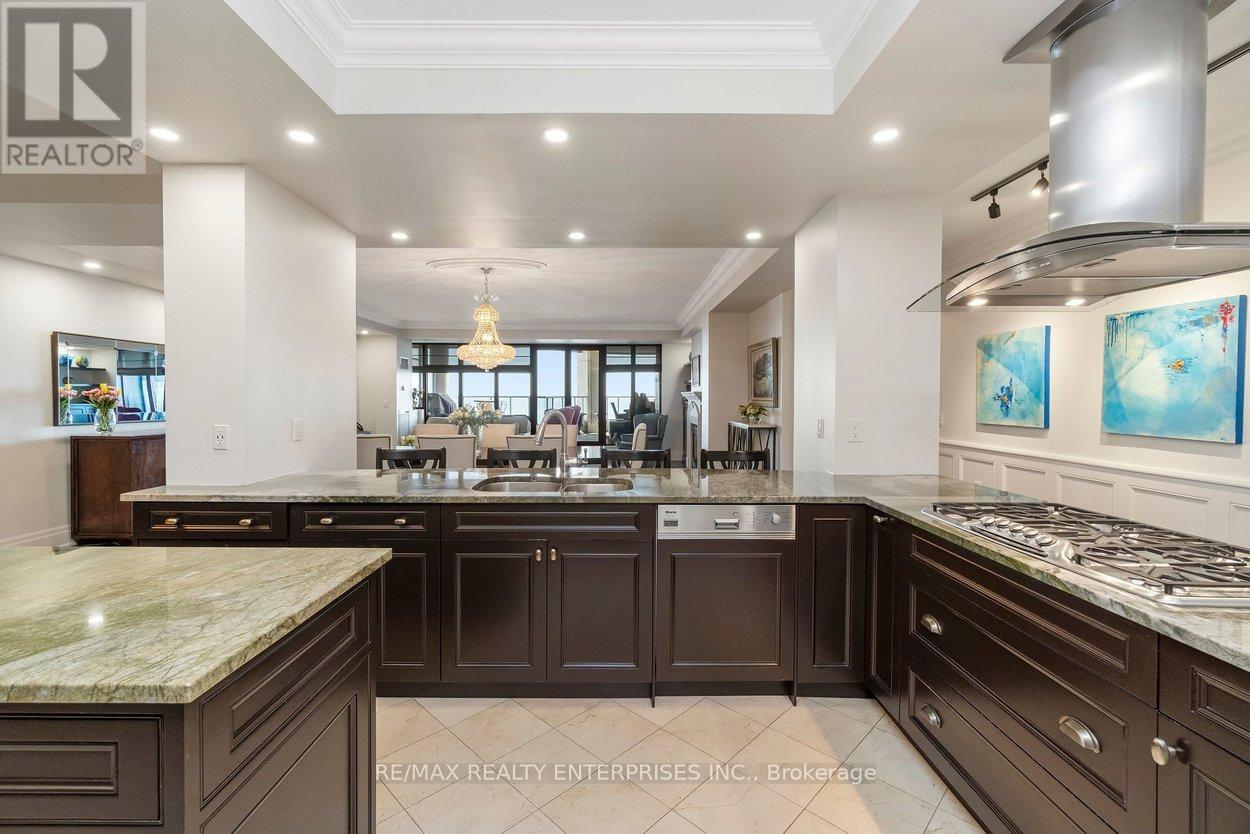 416 - 2095 Lake Shore Boulevard W, Toronto, ON - Indoor Photo Showing Kitchen With Double Sink