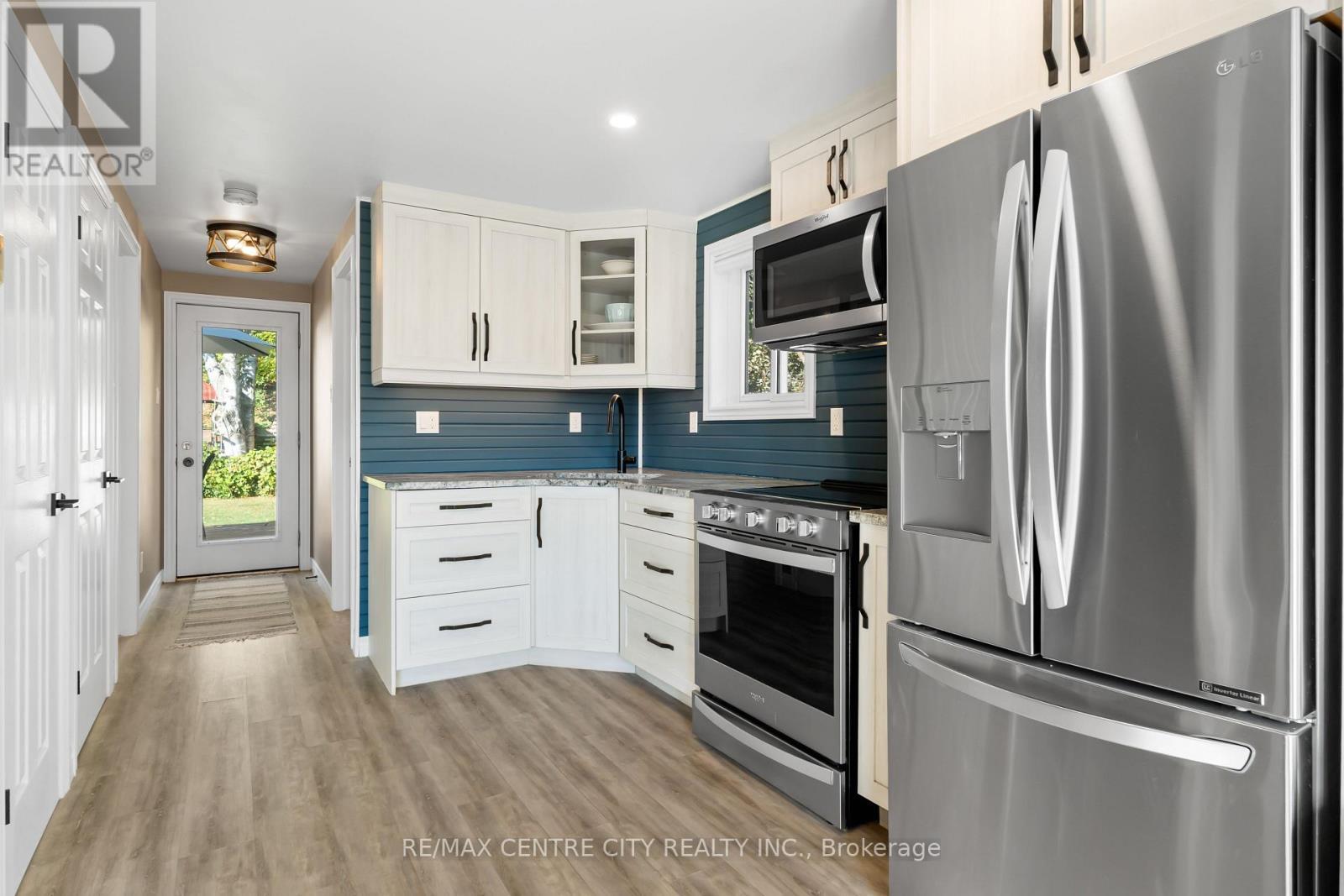 417 Edith Cavell Boulevard, Central Elgin, ON - Indoor Photo Showing Kitchen With Upgraded Kitchen