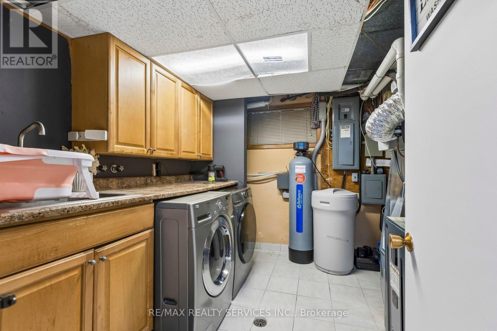 3 Chicopee Terrace, Kitchener, ON - Indoor Photo Showing Laundry Room