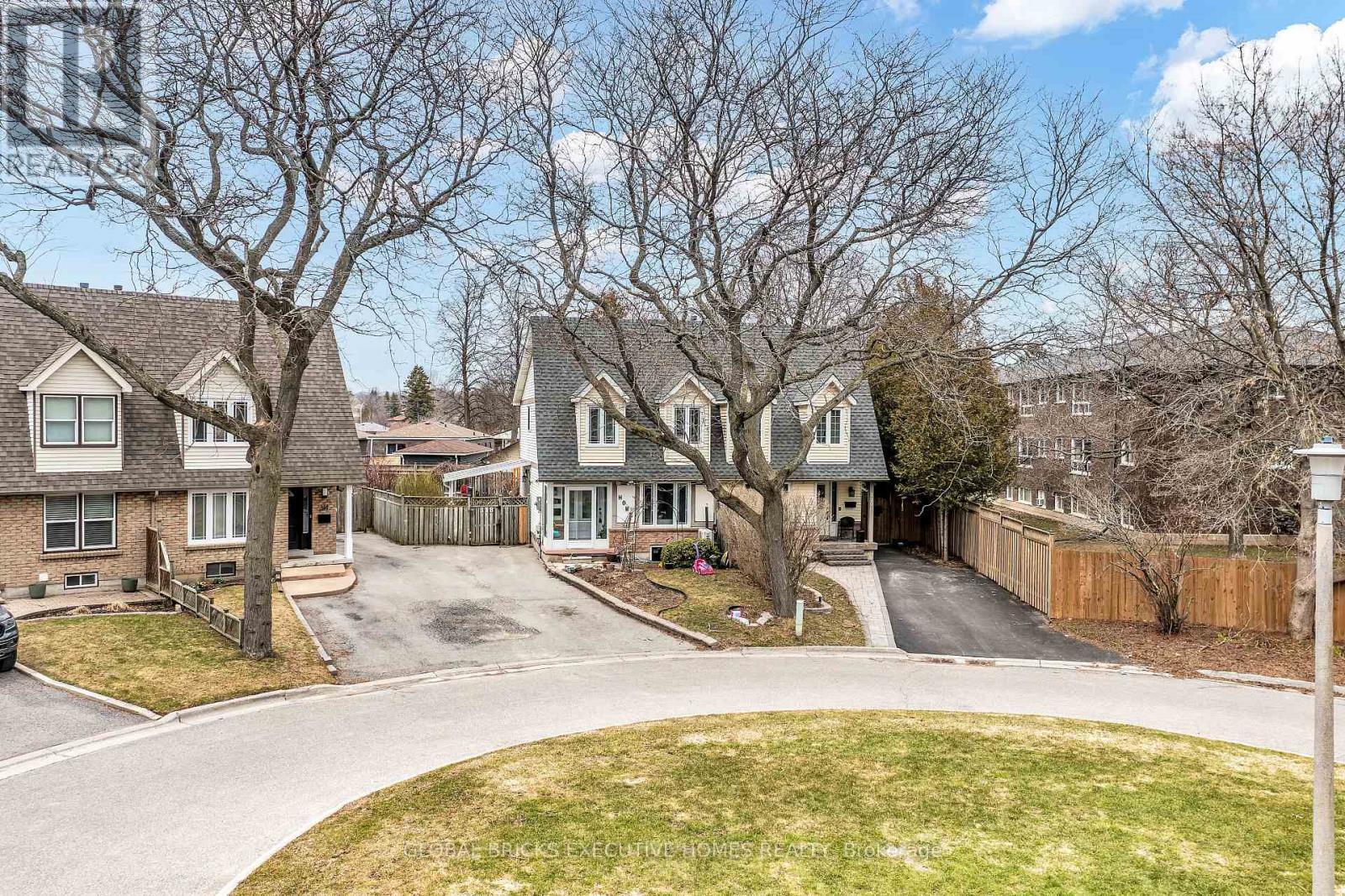318 Rondeau Court, Oshawa, ON - Outdoor With Facade