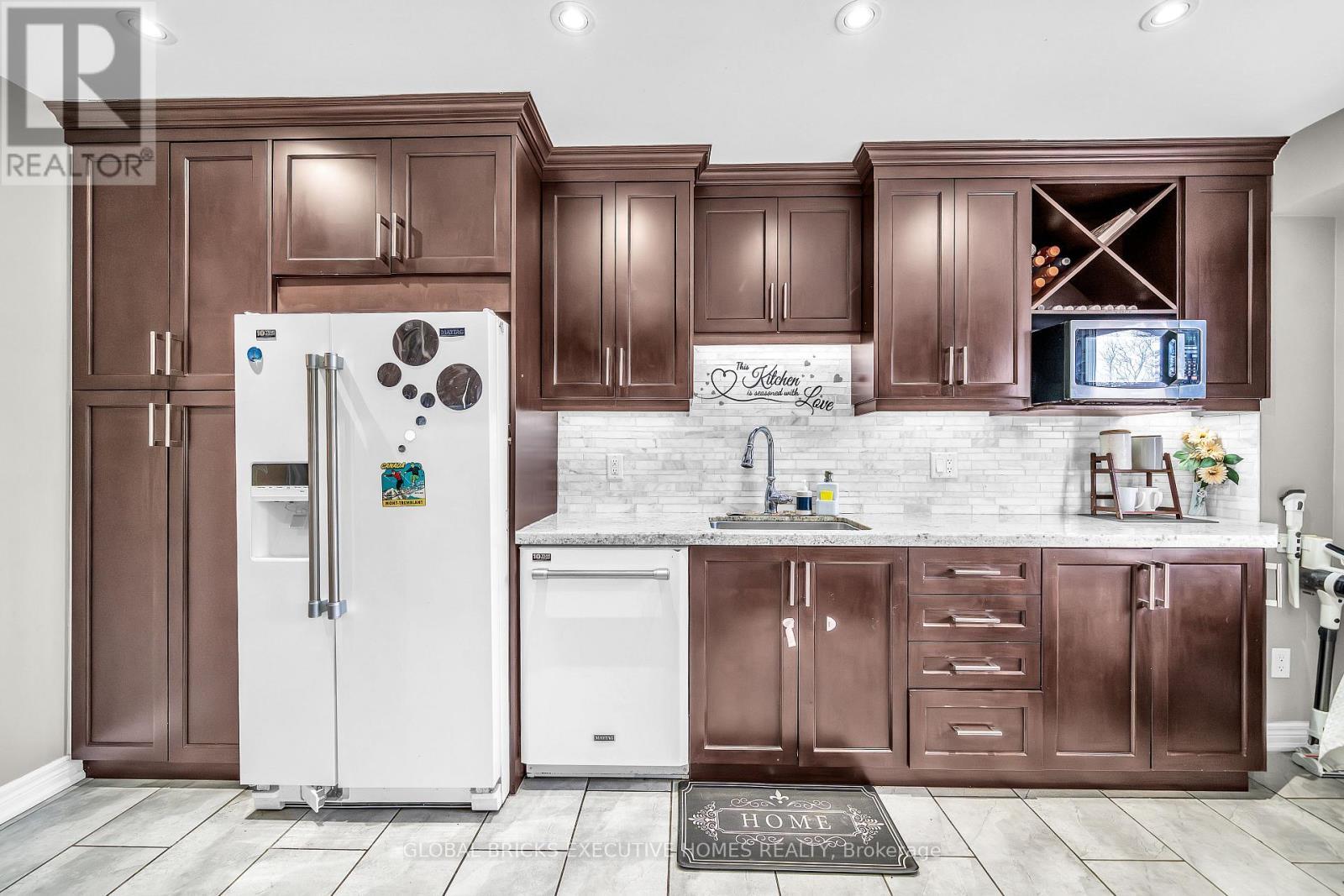 318 Rondeau Court, Oshawa, ON - Indoor Photo Showing Kitchen