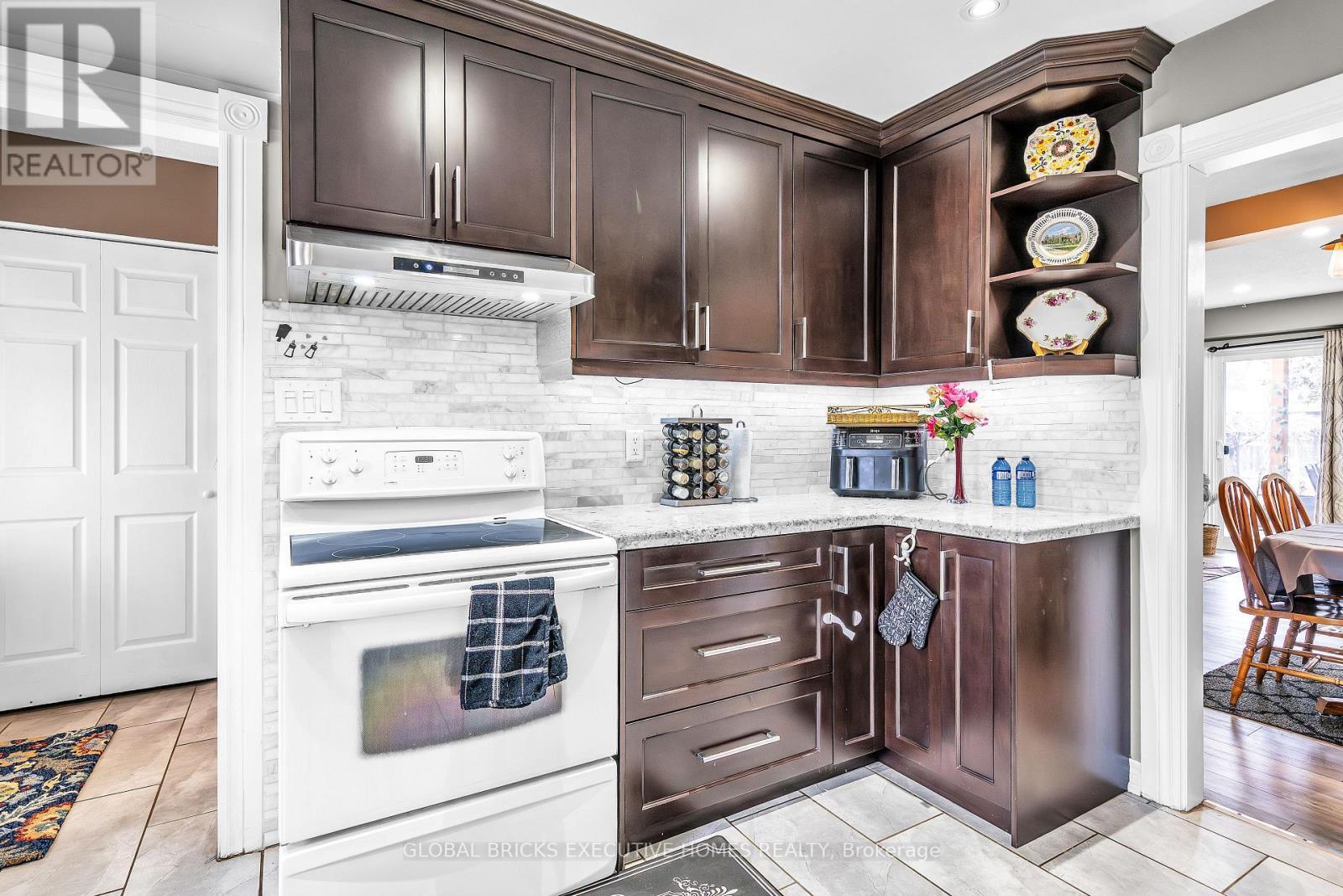318 Rondeau Court, Oshawa, ON - Indoor Photo Showing Kitchen