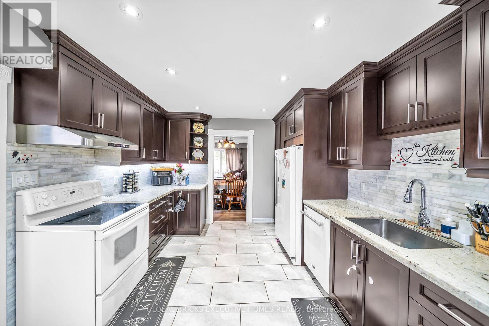 318 Rondeau Court, Oshawa, ON - Indoor Photo Showing Kitchen