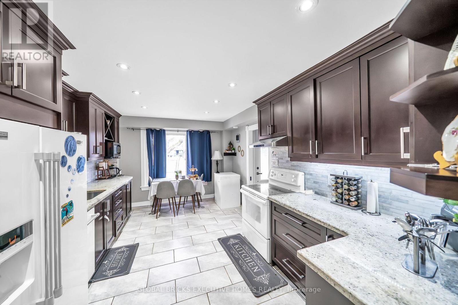 318 Rondeau Court, Oshawa, ON - Indoor Photo Showing Kitchen
