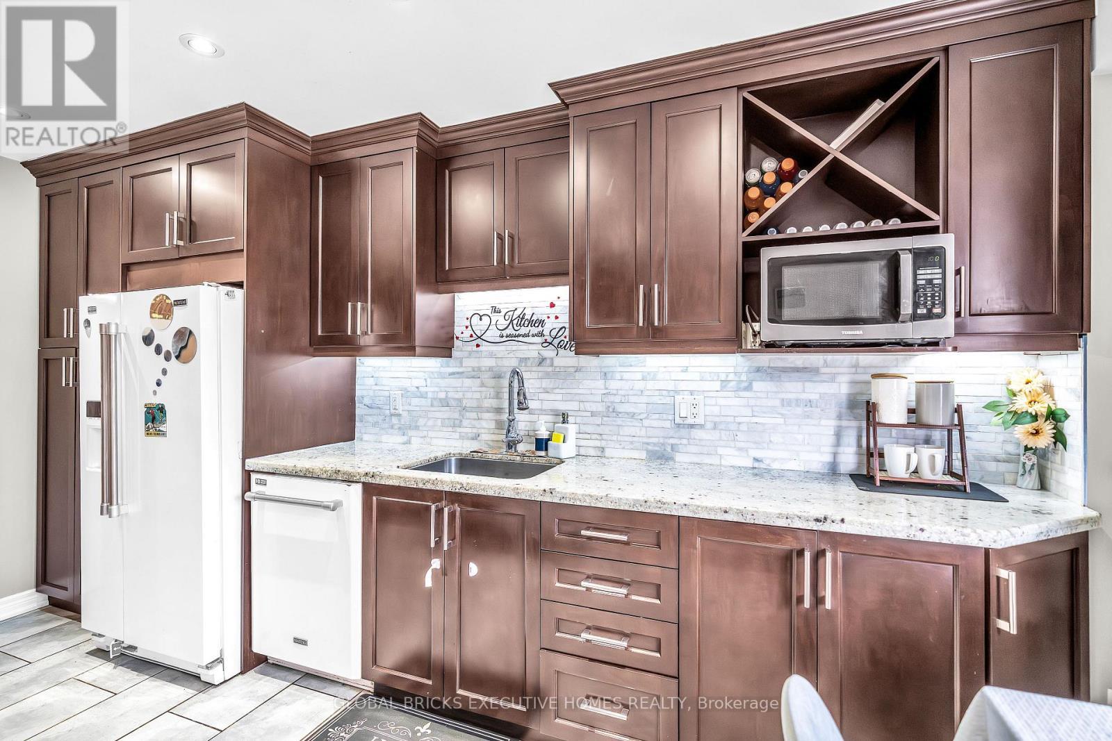 318 Rondeau Court, Oshawa, ON - Indoor Photo Showing Kitchen