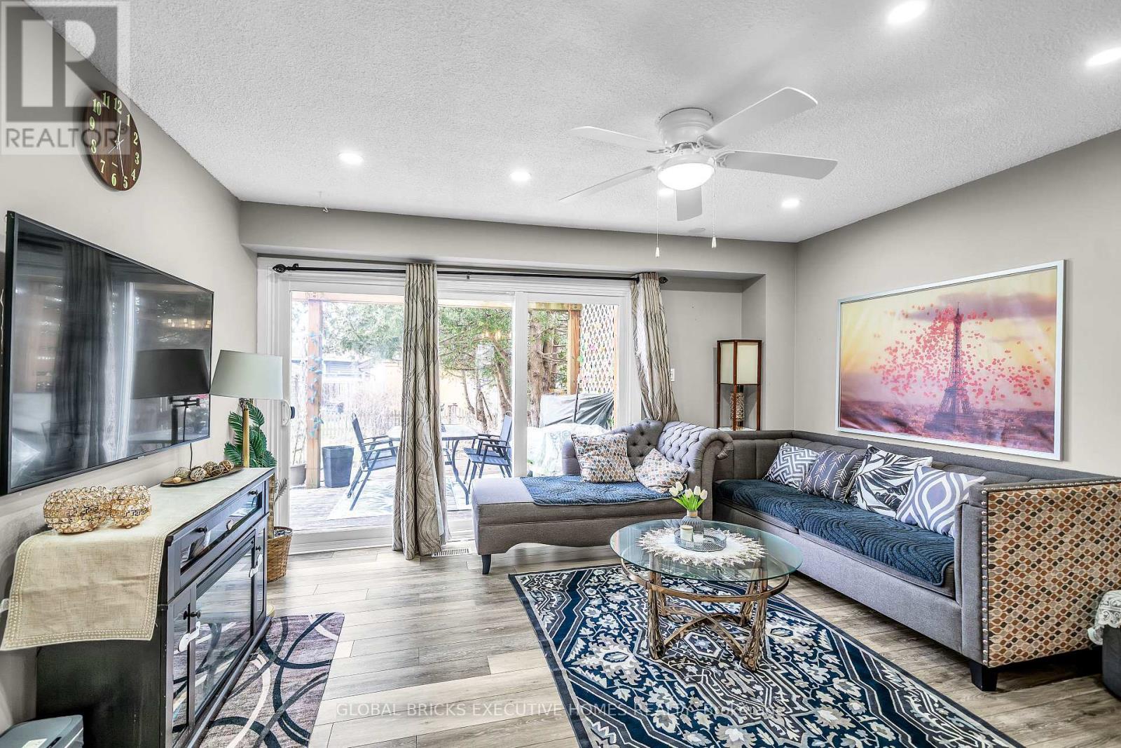 318 Rondeau Court, Oshawa, ON - Indoor Photo Showing Living Room