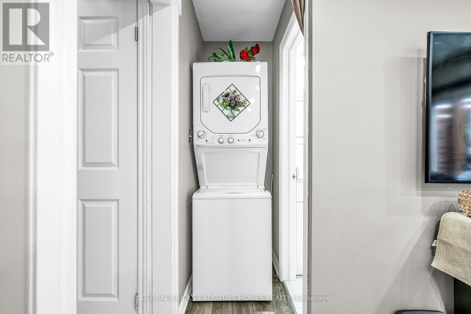 318 Rondeau Court, Oshawa, ON - Indoor Photo Showing Laundry Room