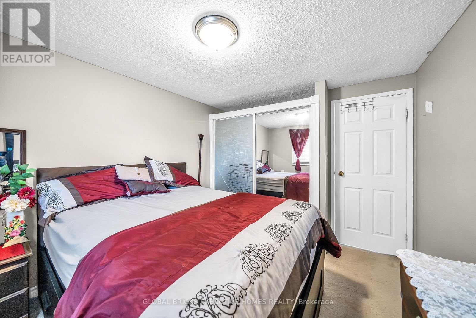 318 Rondeau Court, Oshawa, ON - Indoor Photo Showing Bedroom