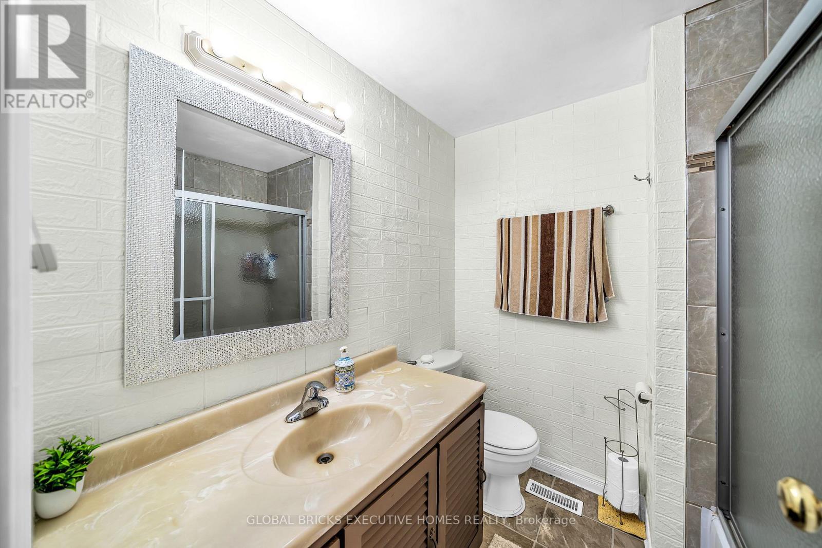 318 Rondeau Court, Oshawa, ON - Indoor Photo Showing Bathroom