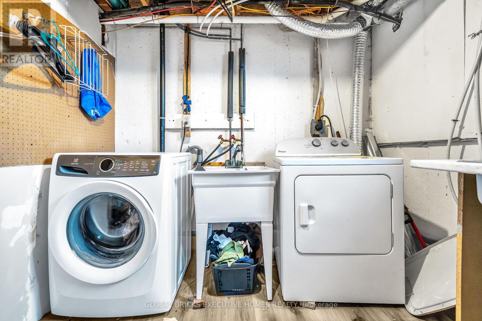318 Rondeau Court, Oshawa, ON - Indoor Photo Showing Laundry Room