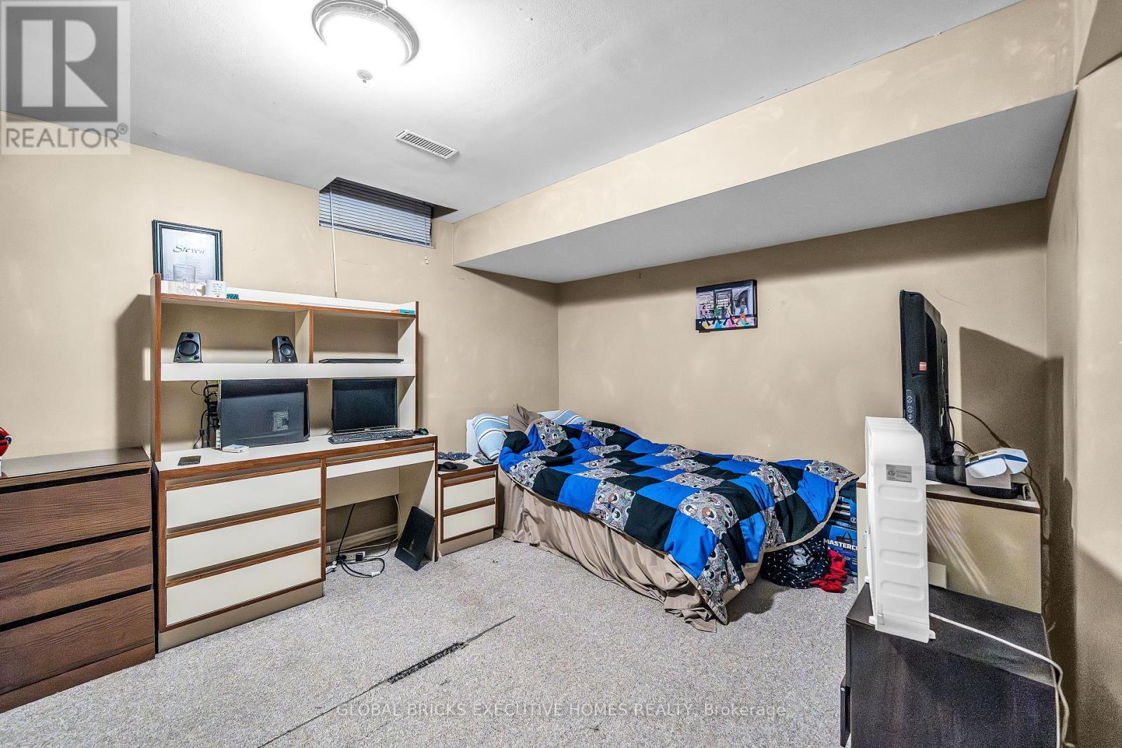 318 Rondeau Court, Oshawa, ON - Indoor Photo Showing Bedroom