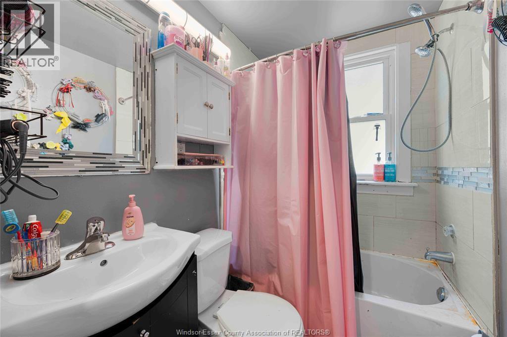 1839 St. Luke, Windsor, ON - Indoor Photo Showing Bathroom