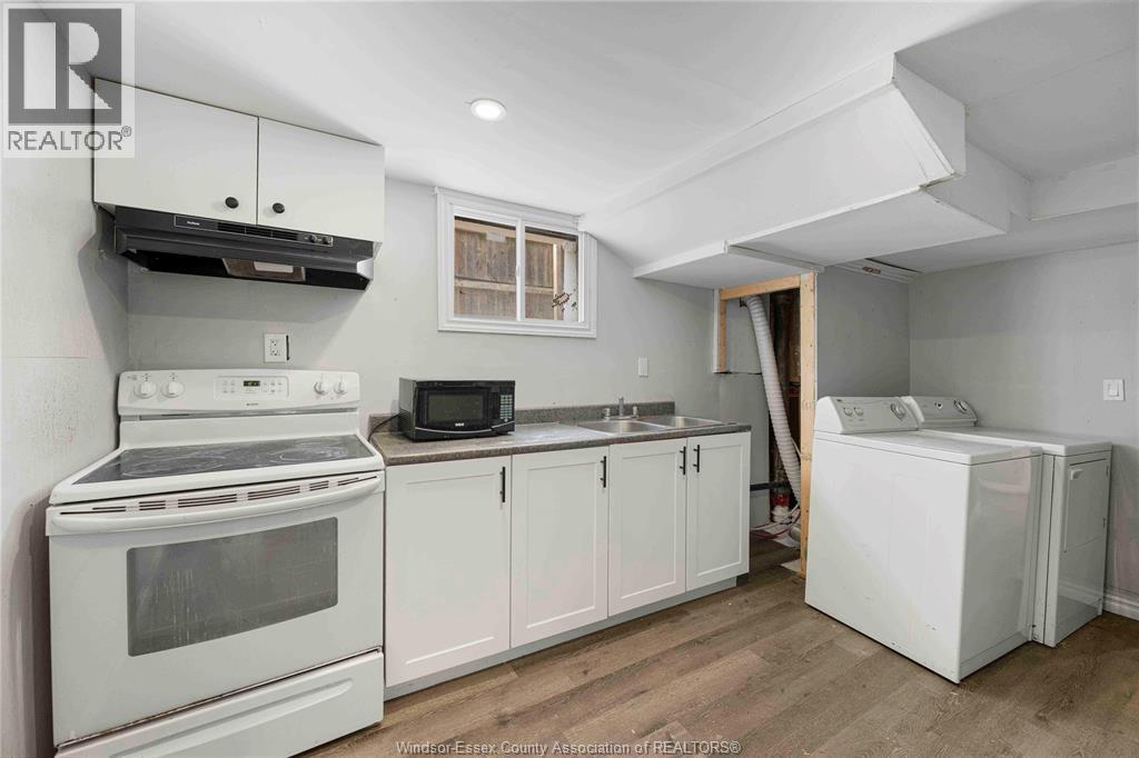 1839 St. Luke, Windsor, ON - Indoor Photo Showing Laundry Room