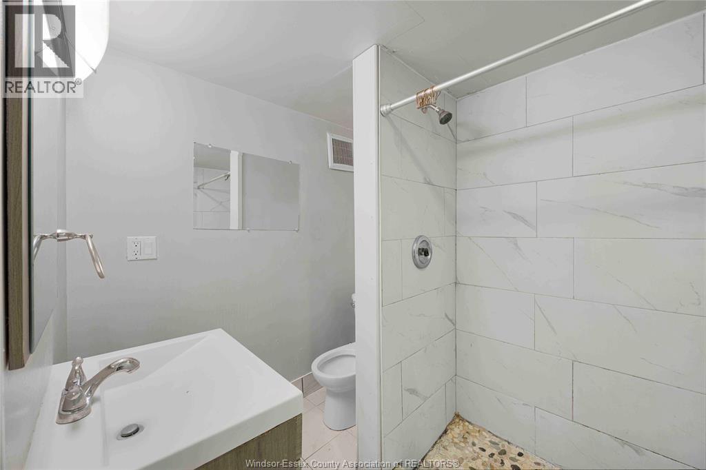 1839 St. Luke, Windsor, ON - Indoor Photo Showing Bathroom